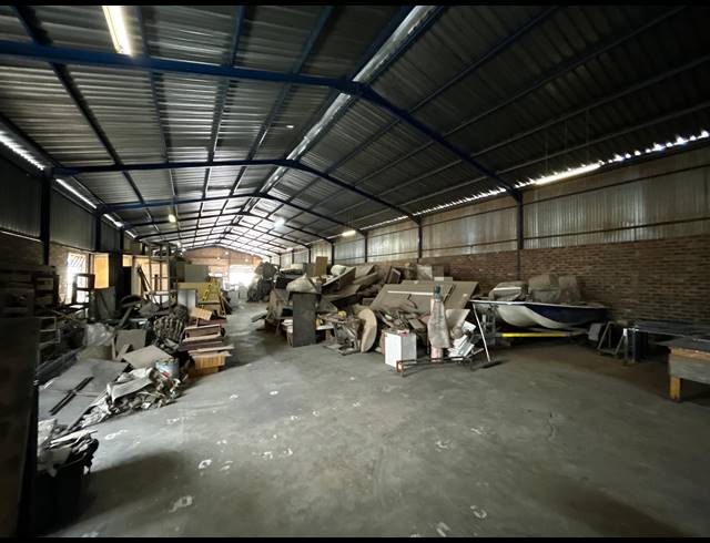 700M² WAREHOUSE TO LET IN KEW